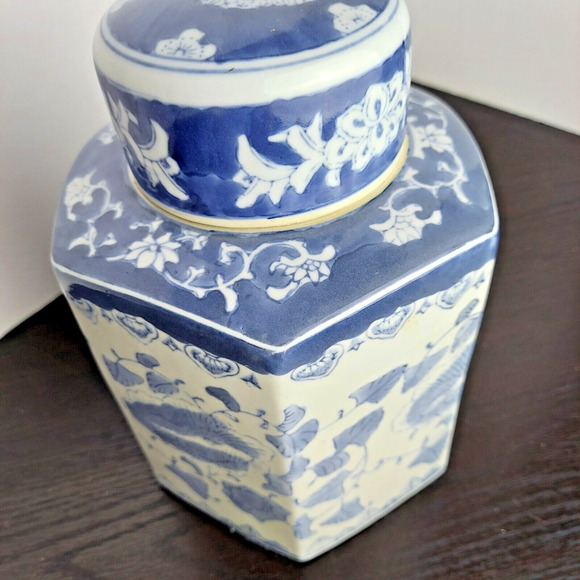 Porcelain Lidded Ginger Jar Vintage Style Blue and White Floral Motif 9" w/Lid - Picture 14 of 15